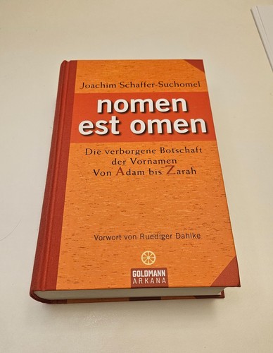 Nomen est omen die - est,